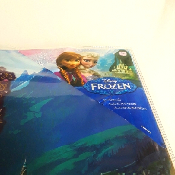 DISNEY Frozen Elsa Olaf Anna Character Scrapbook 20 Pages NWT - Picture 4 of 16